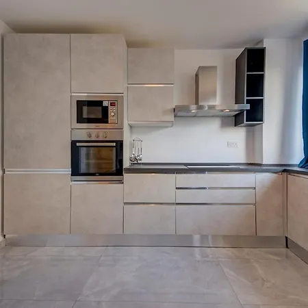 Apartment Beautiful 2bdr 2bth In Sliema With Sea Views Gzira