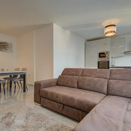 Beautiful 2bdr 2bth In Sliema With Sea Views Apartmán